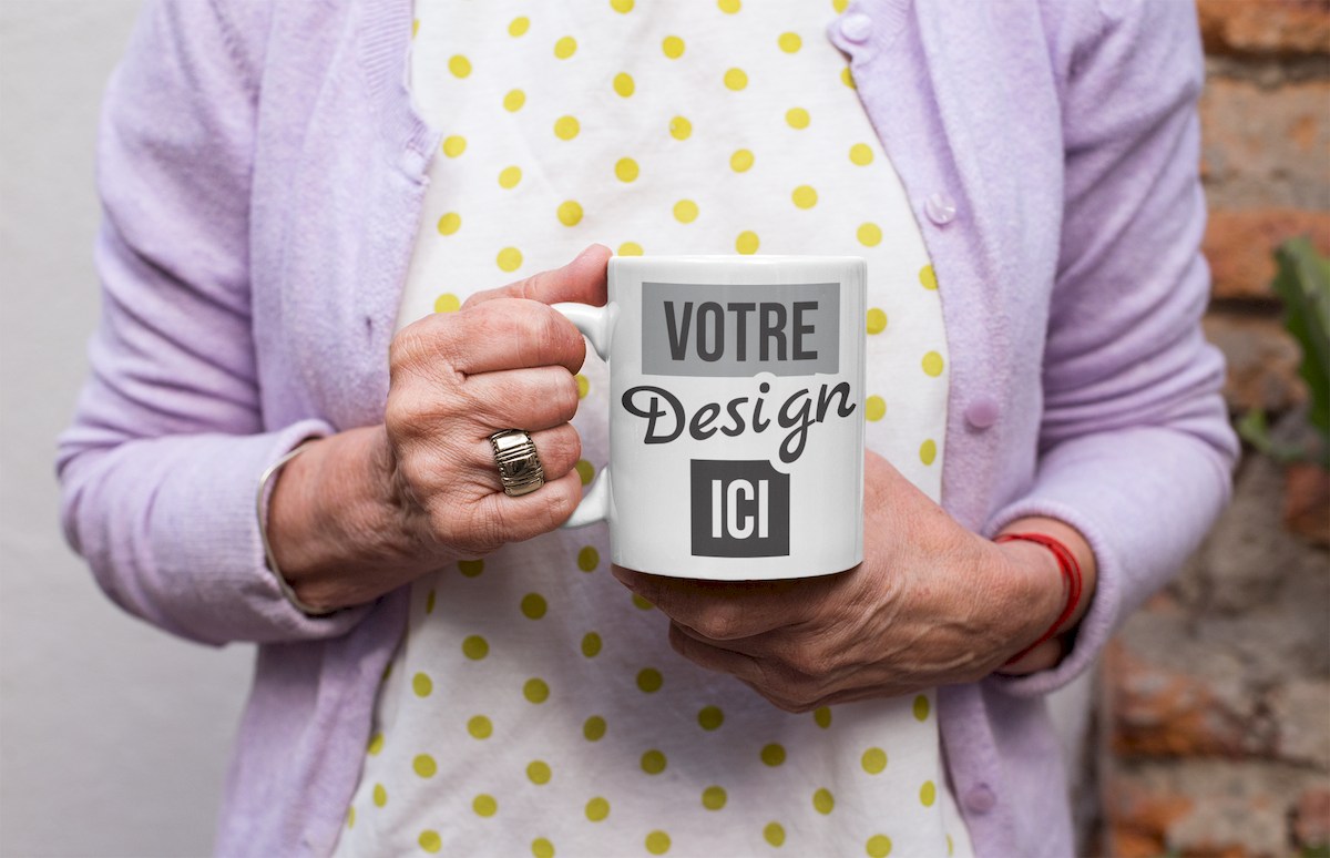 Bricoler un cadeau pour mamie : personnaliser des tasses