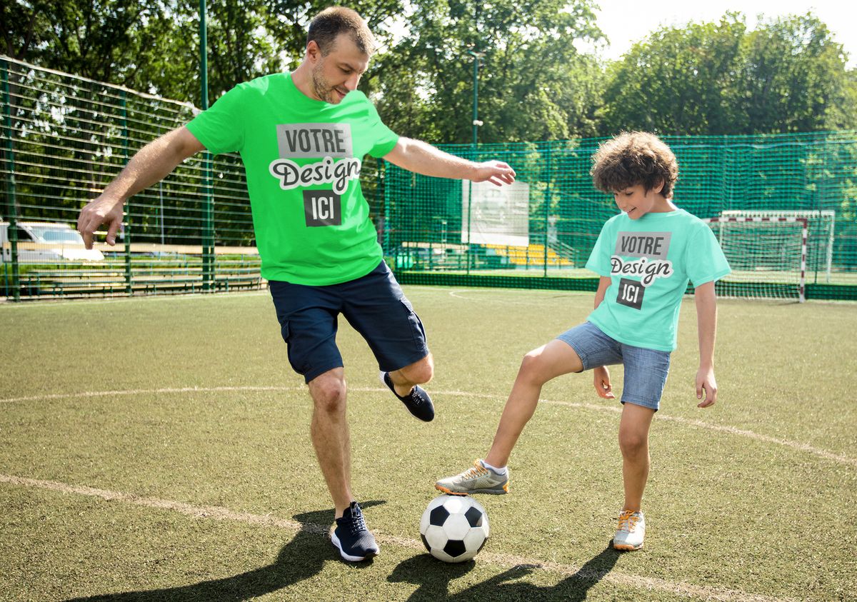 Père et fille avec des t-shirts correspondents