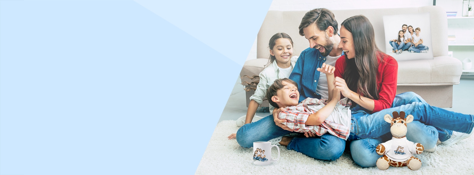 Une famille heureuse avec plusieurs cadeaux photo personnalisés