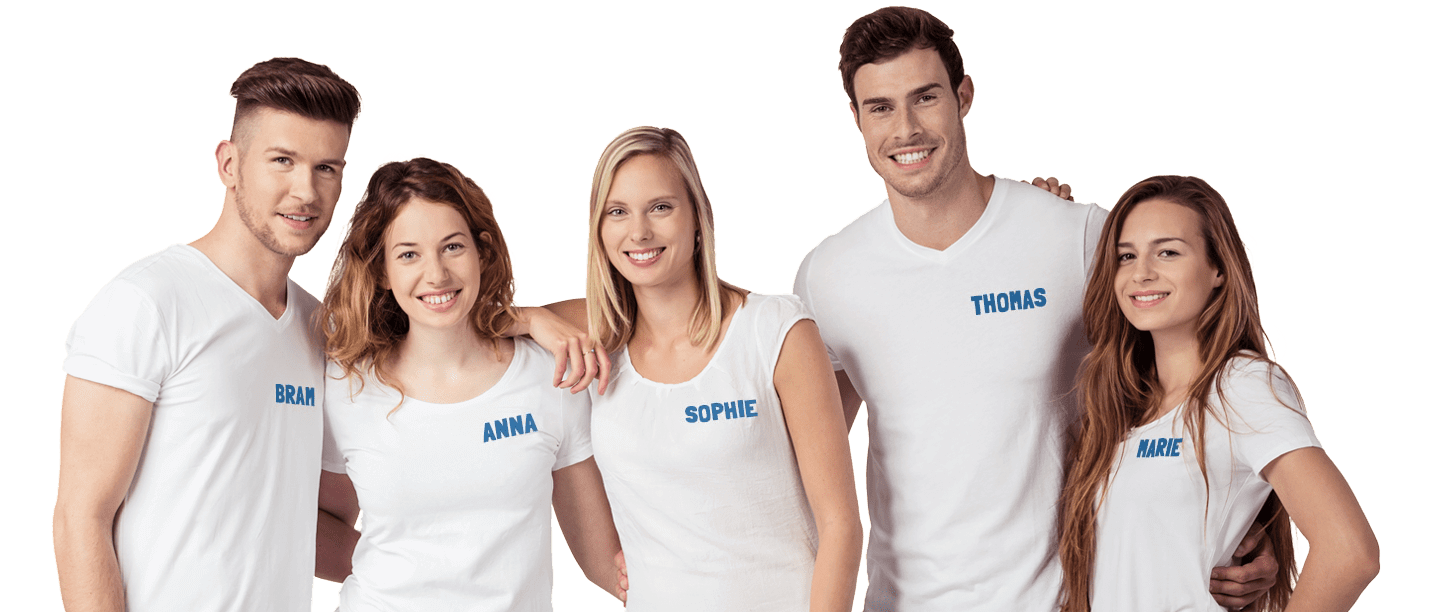 Teamshirt zelf ontwerpen - Groep mensen in wit T-shirt met logo en naam